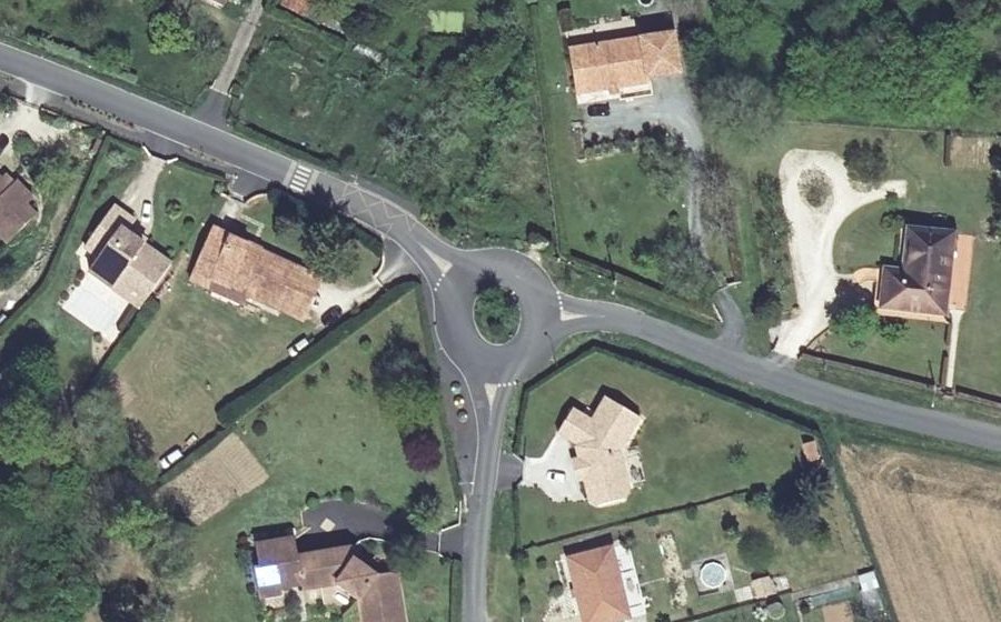 Vue aérienne du Rond-point anonyme n°1053699437