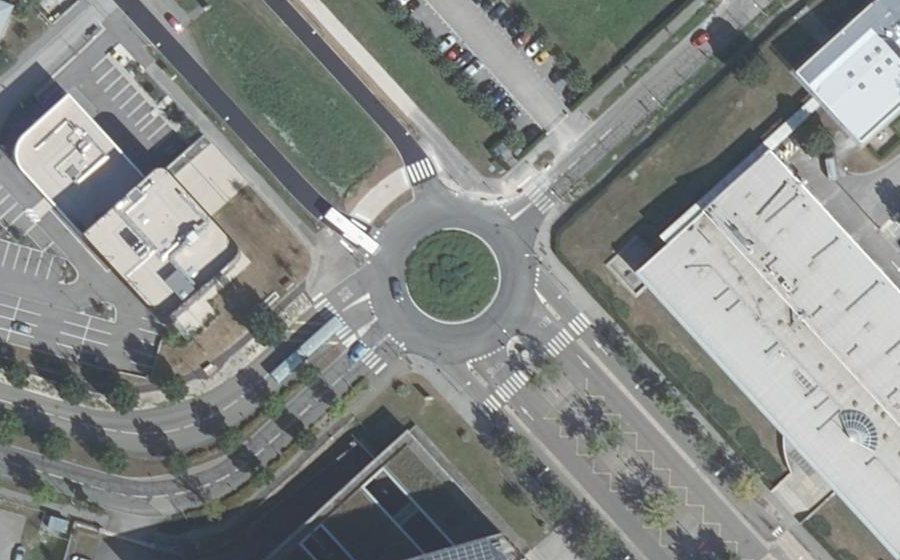 Vue aérienne du Rond-point anonyme n°1053903510