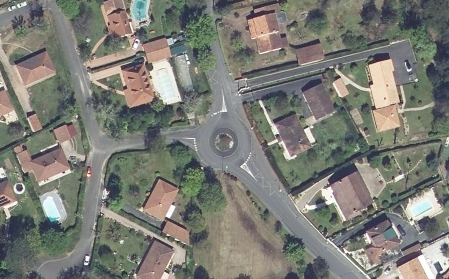 Vue aérienne du Rond-point anonyme n°1053967980