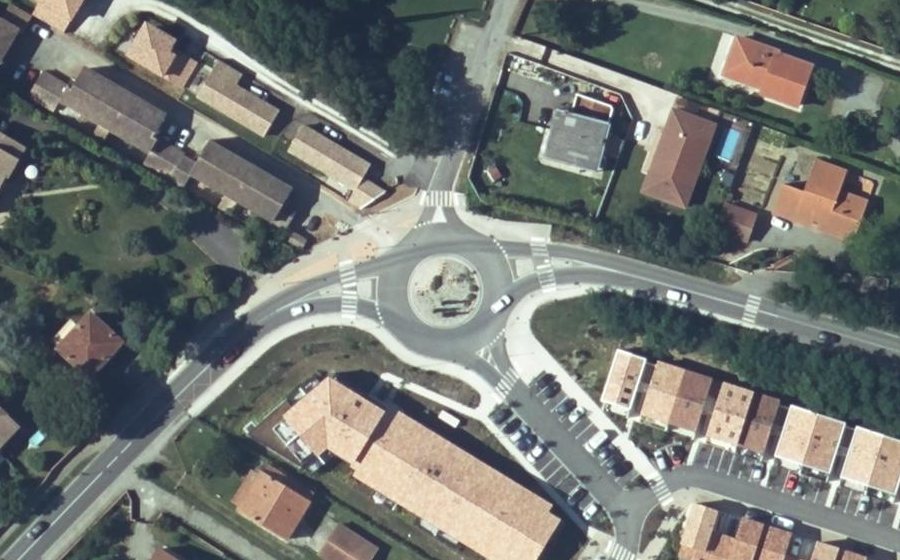 Vue aérienne du Rond-point anonyme n°1054151148