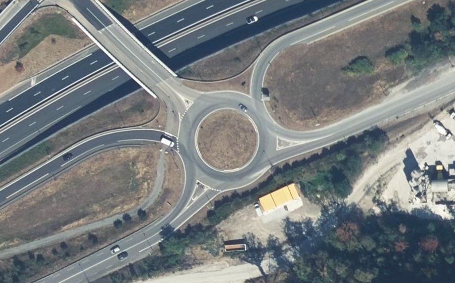 Vue aérienne du Rond-point anonyme n°105455447