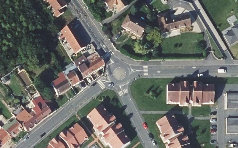 Vue aérienne du Rond-point anonyme n°105455802