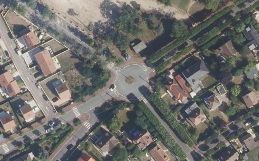 Vue aérienne du Rond-point anonyme n°105462318
