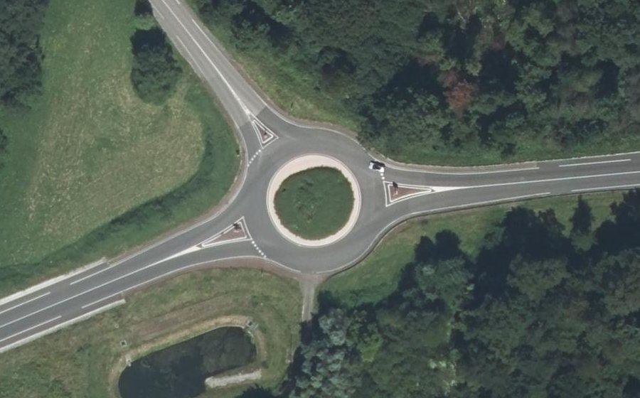 Vue aérienne du Rond-point anonyme n°105464452