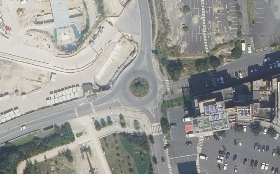 Vue aérienne du Rond-point anonyme n°105490234