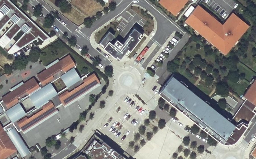 Vue aérienne du Rond-point anonyme n°105556132