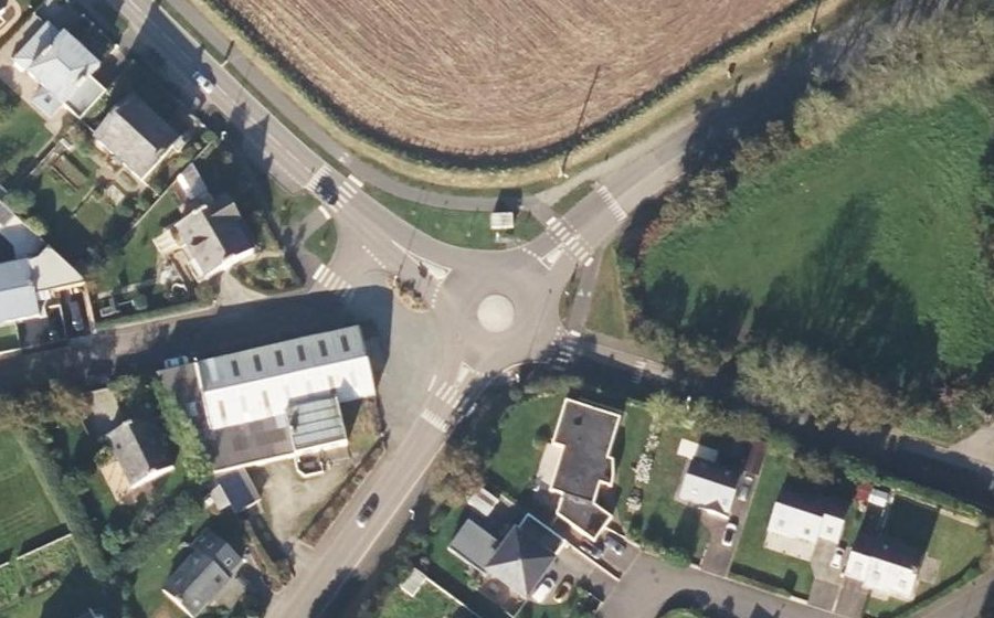 Vue aérienne du Rond-point anonyme n°105576178