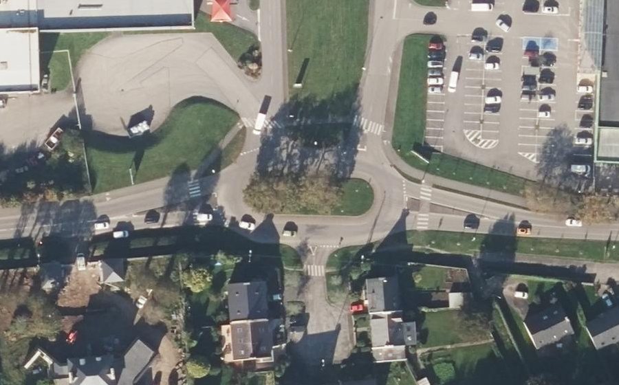 Vue aérienne du Rond-point anonyme n°105576218