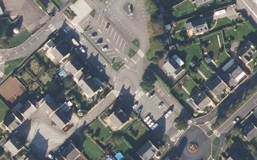 Vue aérienne du Rond-point anonyme n°105576492