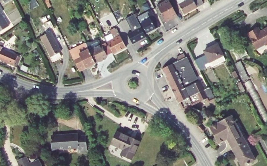 Vue aérienne du Rond-point anonyme n°105579193