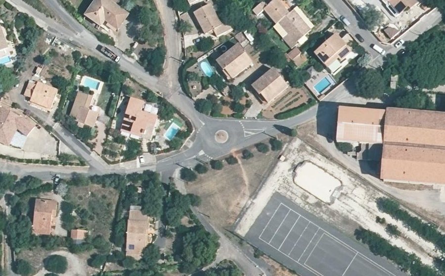 Vue aérienne du Rond-point anonyme n°1055844862