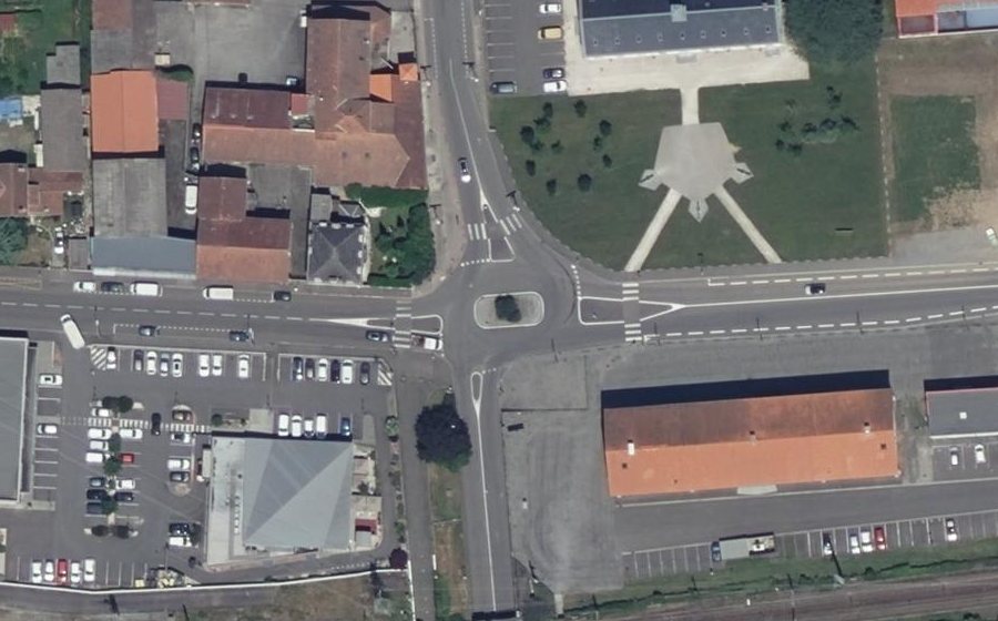 Vue aérienne du Rond-point anonyme n°1056236329