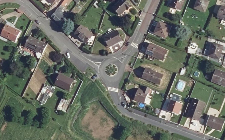 Vue aérienne du Rond-point anonyme n°1056370286