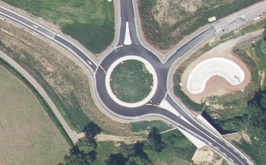 Vue aérienne du Rond-point anonyme n°1056495353