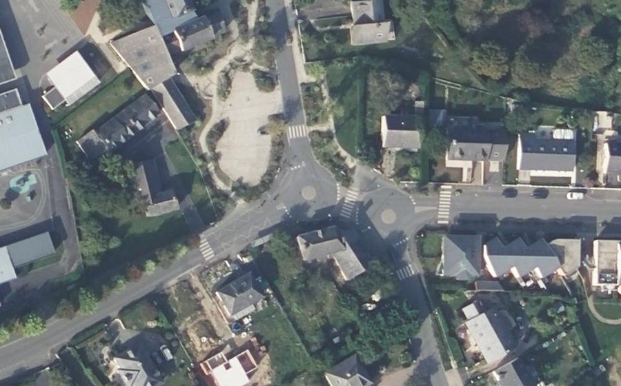 Vue aérienne du Rond-point anonyme n°1056639954