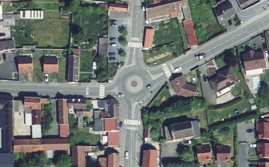 Vue aérienne du Rond-point anonyme n°1057106162