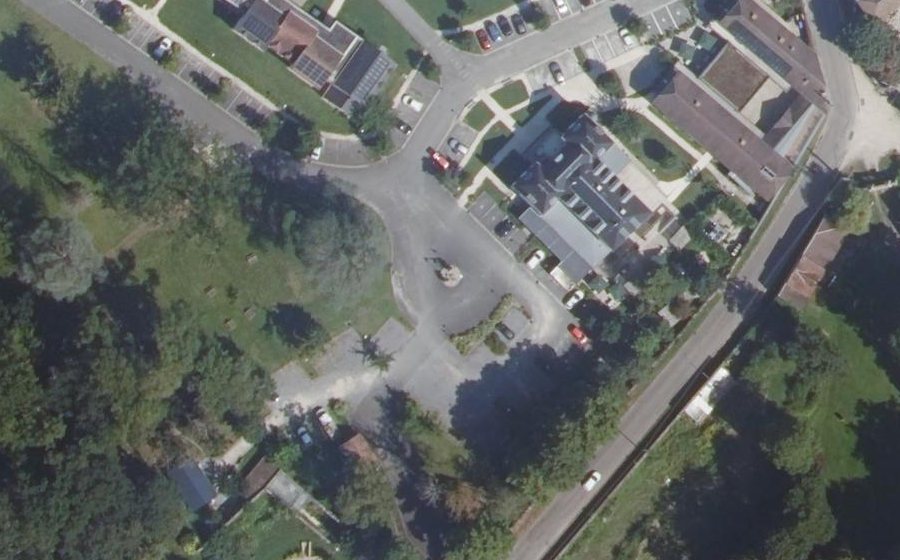 Vue aérienne du Rond-point anonyme n°1057111252