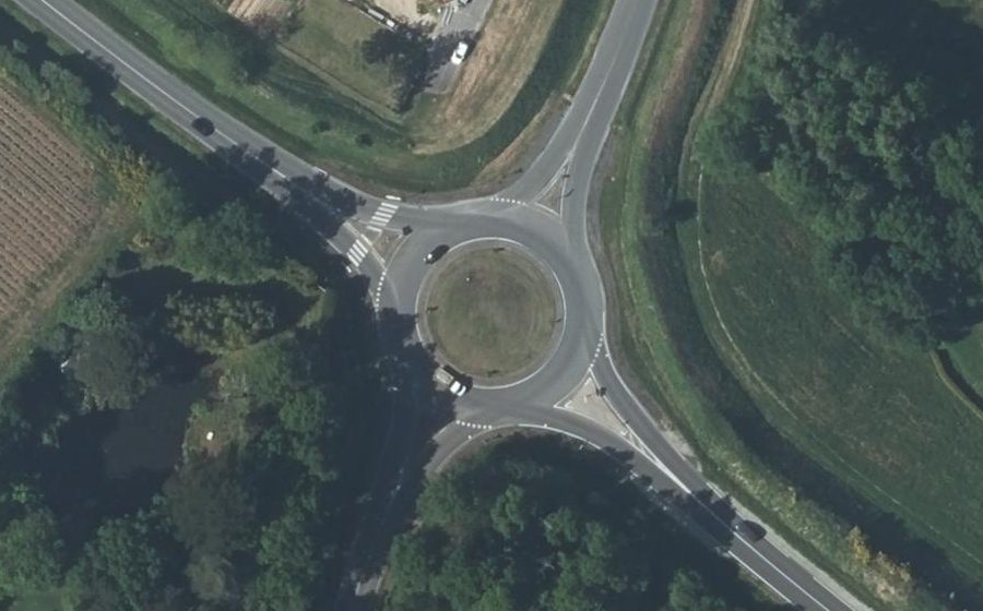 Vue aérienne du Rond-point anonyme n°105714633
