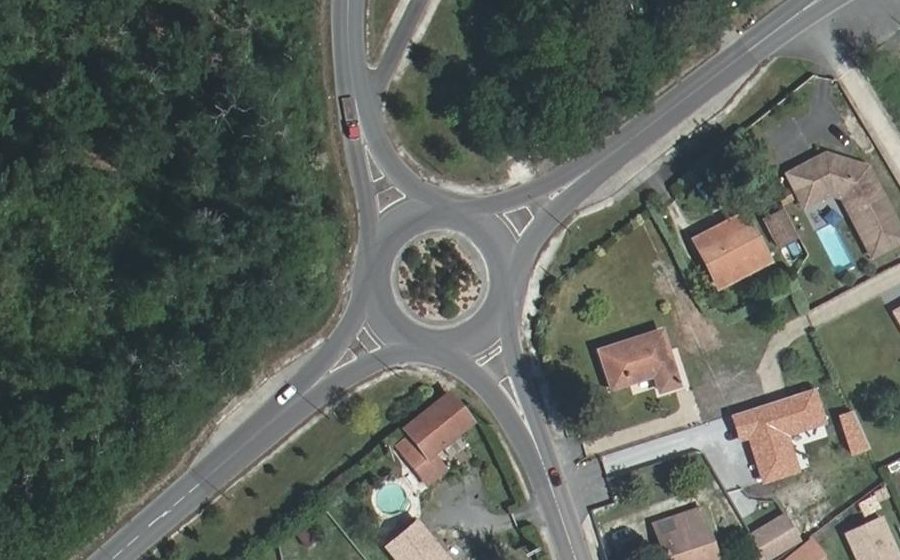 Vue aérienne du Rond-point anonyme n°105723325