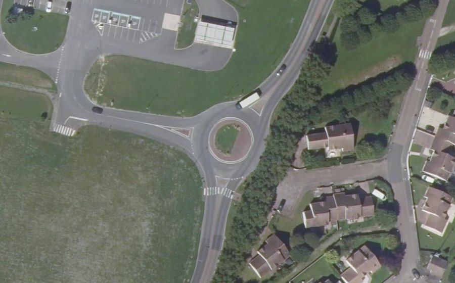 Vue aérienne du Rond-point anonyme n°1057587684