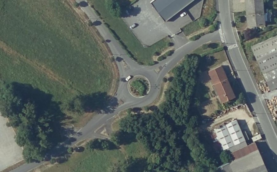 Vue aérienne du Rond-point anonyme n°1057861643
