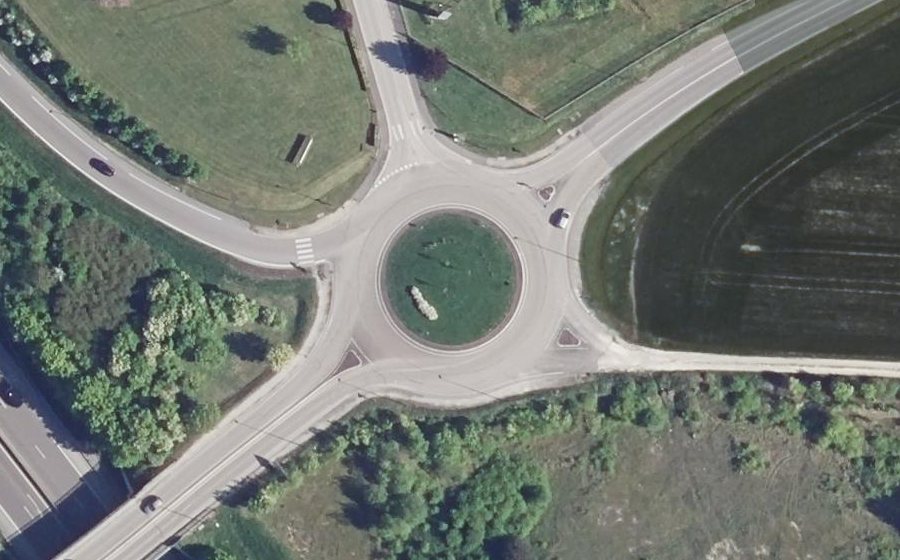 Vue aérienne du Rond-point anonyme n°105803075