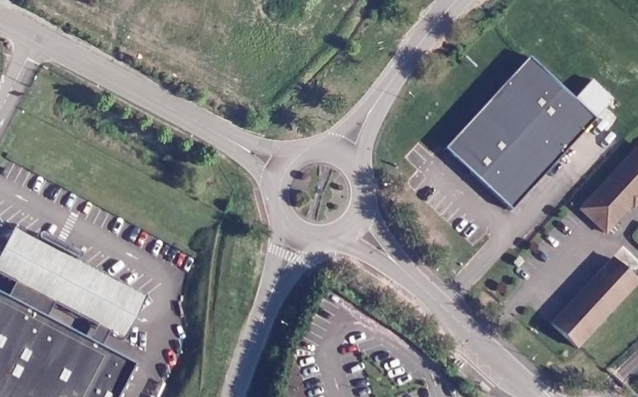 Vue aérienne du Rond-point anonyme n°105803078