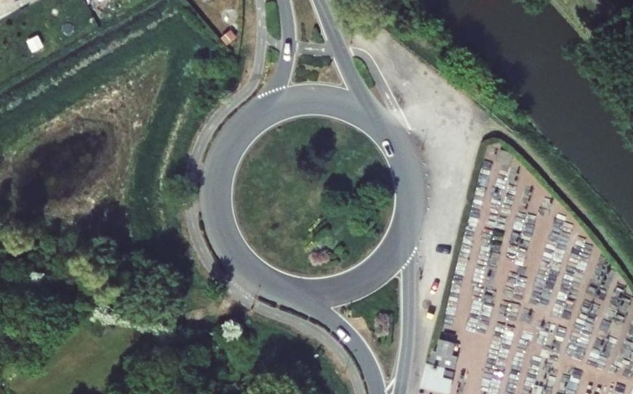 Vue aérienne du Rond-point anonyme n°105816935