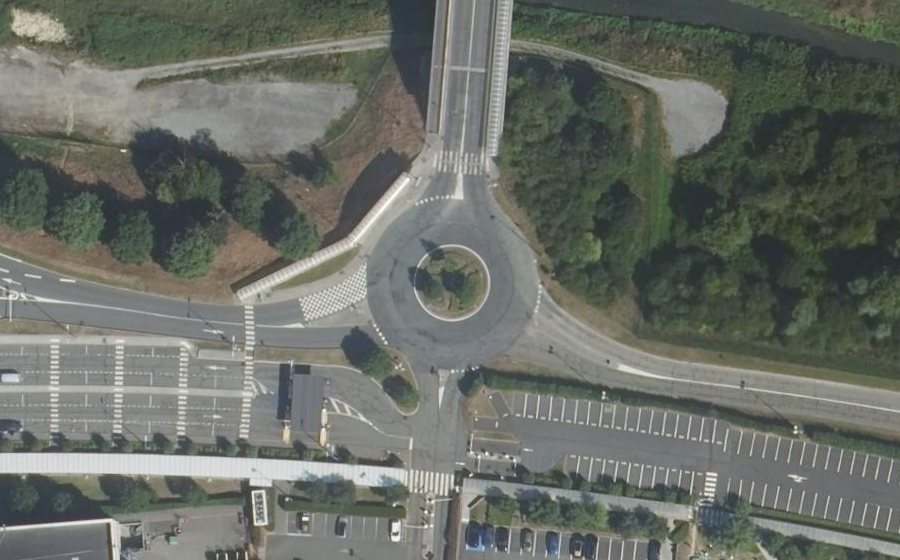 Vue aérienne du Rond-point anonyme n°105843049