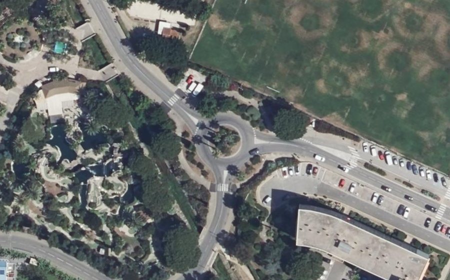 Vue aérienne du Rond-point anonyme n°105851122