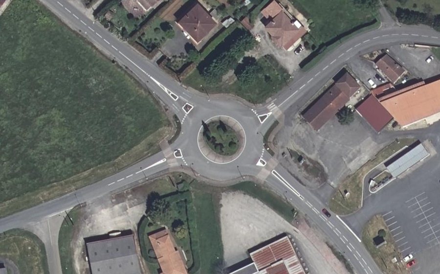 Vue aérienne du Rond-point anonyme n°105856302