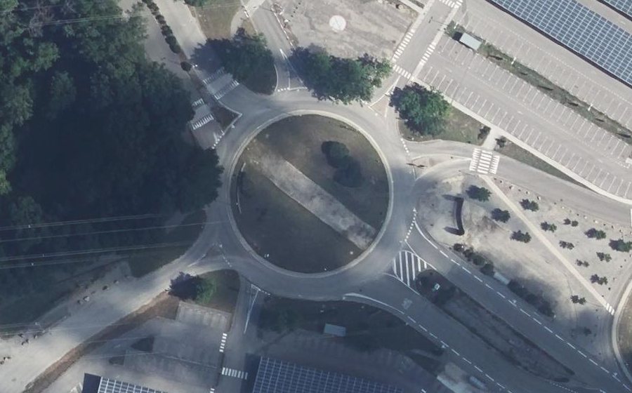 Vue aérienne du Rond-point anonyme n°105913434