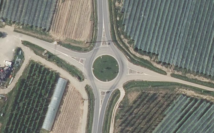 Vue aérienne du Rond-point anonyme n°106077741