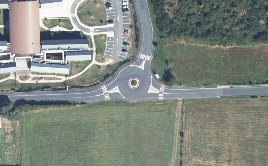 Vue aérienne du Rond-point anonyme n°1061145540