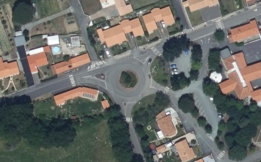 Vue aérienne du Rond-point anonyme n°106172255
