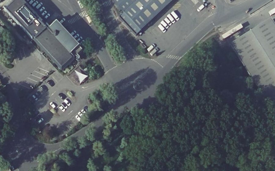 Vue aérienne du Rond-point anonyme n°1061782998