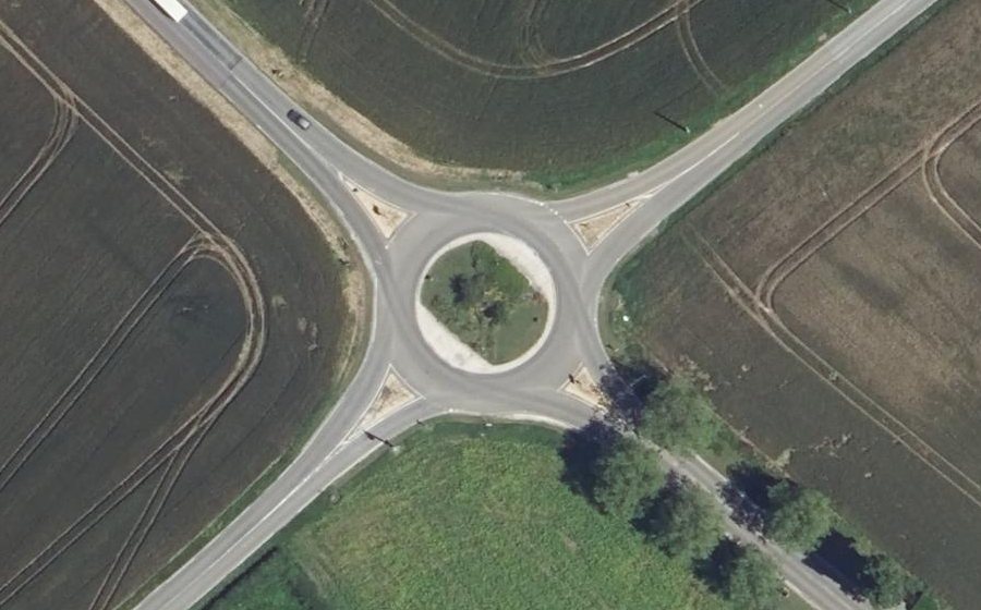 Vue aérienne du Rond-point anonyme n°106223719
