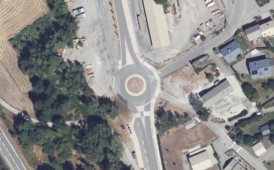 Vue aérienne du Rond-point anonyme n°1062268348