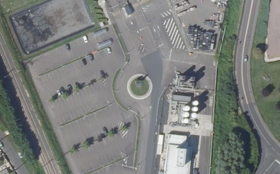 Vue aérienne du Rond-point anonyme n°1062593550