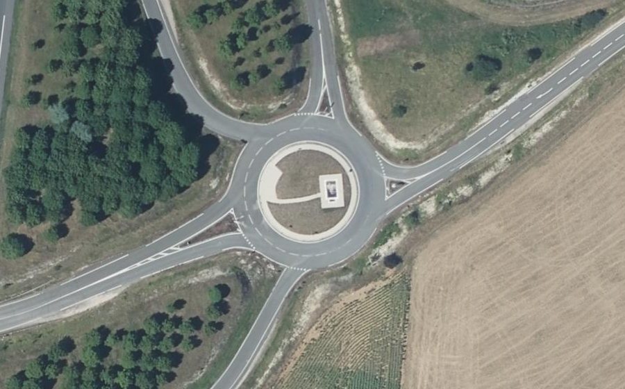 Vue aérienne du Rond-point anonyme n°106273054