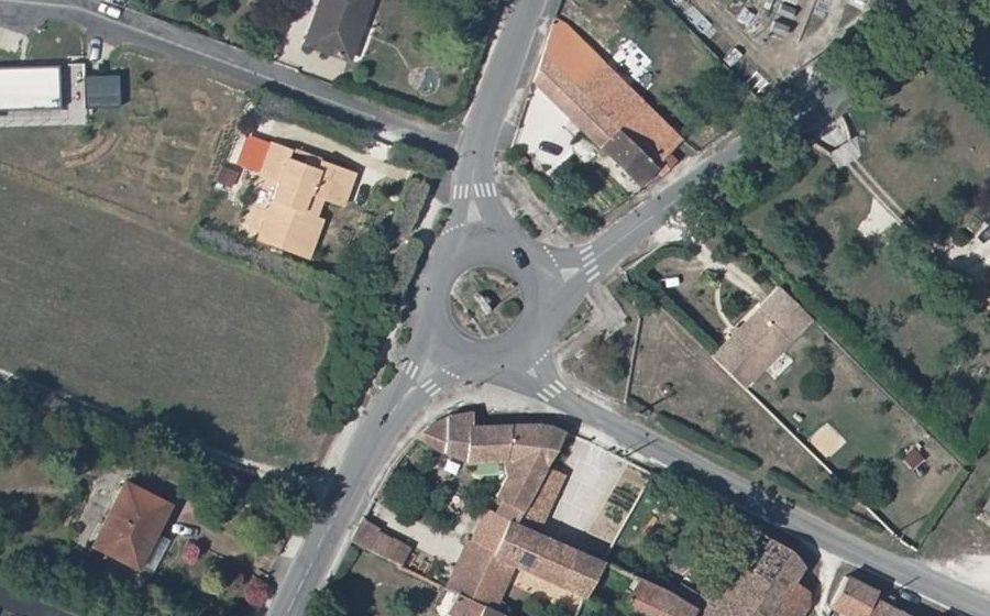 Vue aérienne du Rond-point anonyme n°106273064