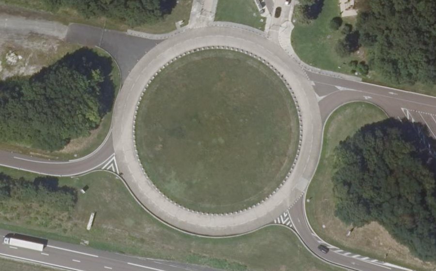Vue aérienne du Rond-point anonyme n°106279576