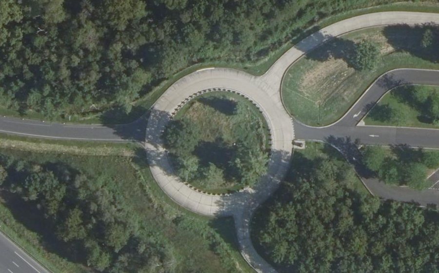 Vue aérienne du Rond-point anonyme n°106279601