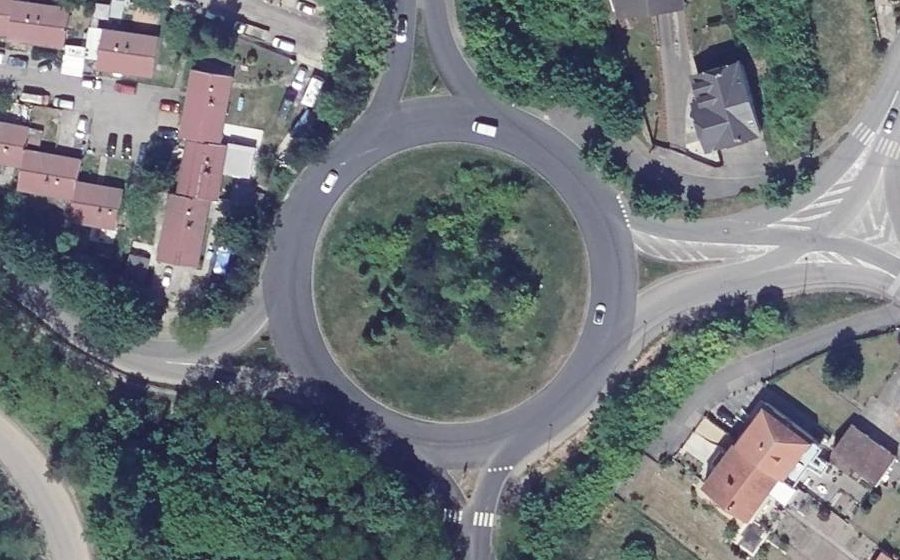 Vue aérienne du Rond-point anonyme n°106328339