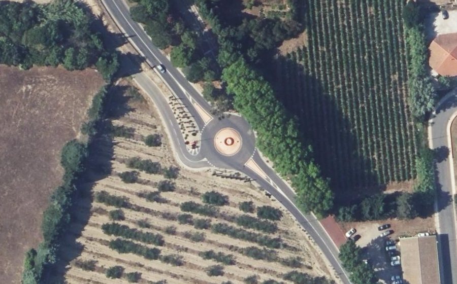 Vue aérienne du Rond-point anonyme n°1063931362
