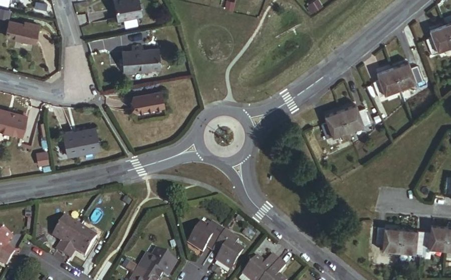 Vue aérienne du Rond-point anonyme n°106405286