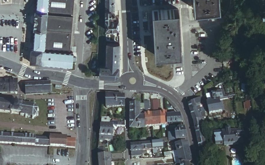 Vue aérienne du Rond-point anonyme n°106405895