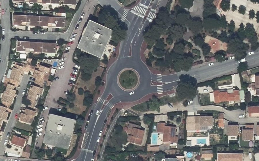 Vue aérienne du Rond-point anonyme n°1064073650