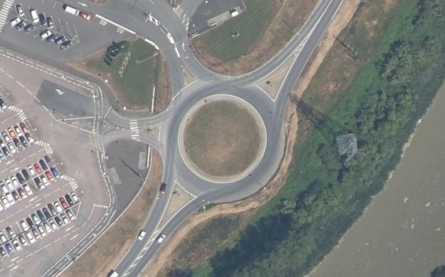 Vue aérienne du Rond-point anonyme n°106423250