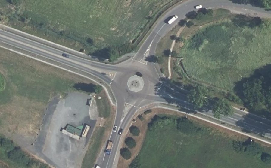 Vue aérienne du Rond-point anonyme n°106423286